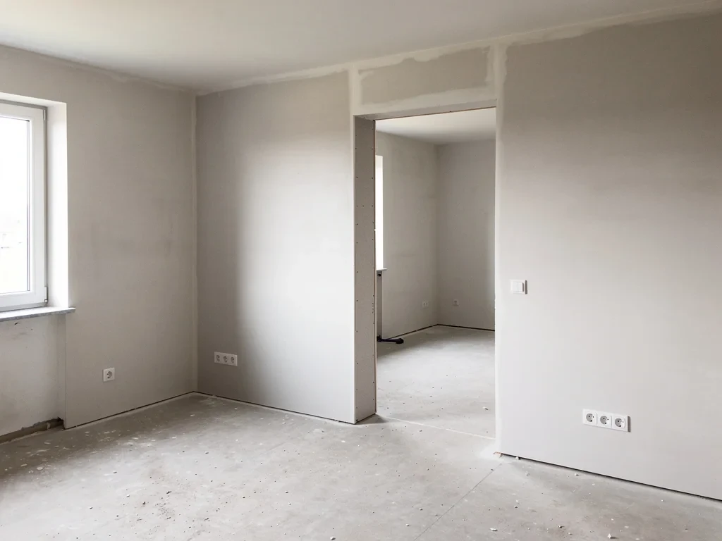 Doublage isolant posé sur les murs d'un séjour rénové par l'intérieur